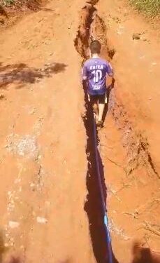 Obras do SAAE deixam estrada intransitável e isolam moradores da comunidade de Vendinha, em Formiga