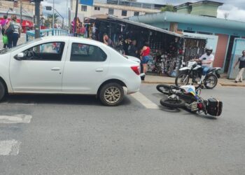Idosa dirige na contramão e colide com viatura policial em Formiga