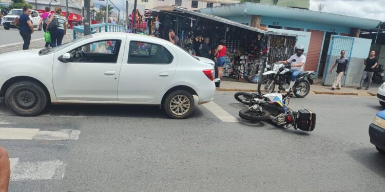 Idosa dirige na contramão e colide com viatura policial em Formiga
