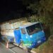 Formiga: caminhão invade contramão e sobe em barranco na MG-050 após motorista passar mal