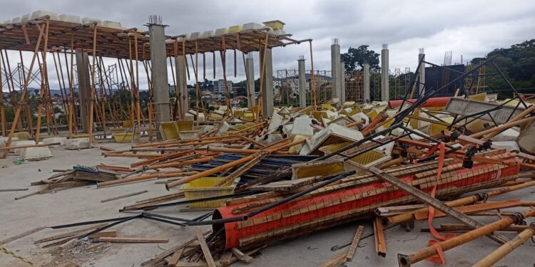 Dois homens sofrem queda de cinco metros de laje em Itaúna