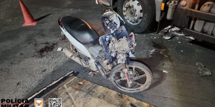 Motociclista fica gravemente ferido após colisão entre caminhão e motocicleta na MG-170 em Arcos