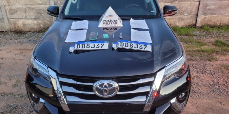 PM de Itapecerica prende foragido e recupera veículo roubado e clonado