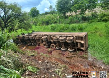 Carreta tomba na BR-354 em Arcos; motorista perdeu o controle da direção ao se desviar de buracos
