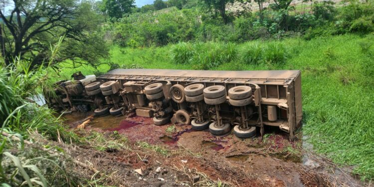 Carreta tomba na BR-354 em Arcos; motorista perdeu o controle da direção ao se desviar de buracos