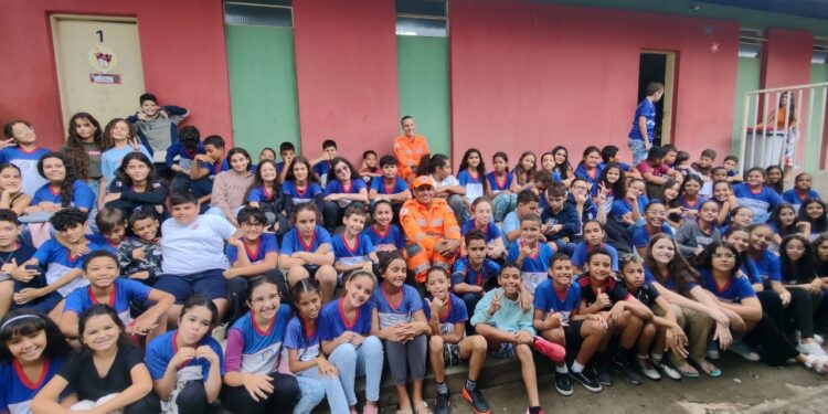 Projeto “Bombeiro nas Escolas” ensina segurança e prevenção a alunos da Escola Franklin de Carvalho
