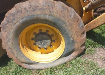 Vandalismo em retroescavadeira prejudica comunidade rural da Fazenda Velha