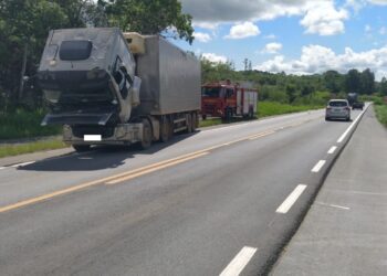 Corpo de Bombeiros de Formiga atua em incidente com caminhão e risco de derrapagem na MG-354