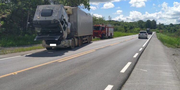 Corpo de Bombeiros de Formiga atua em incidente com caminhão e risco de derrapagem na MG-354