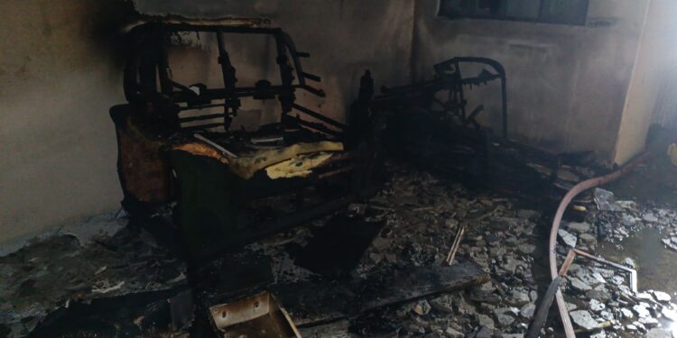 Residência é consumida pelo fogo no Jardim Primavera; adolescente é detido como suspeito