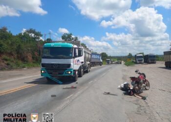 Colisão entre caminhão e motocicleta deixa motociclista ferido na MG-050, em Formiga