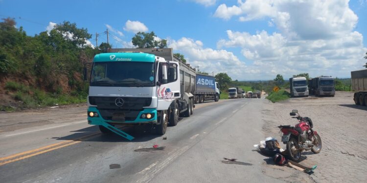 Colisão entre caminhão e motocicleta deixa motociclista ferido na MG-050, em Formiga