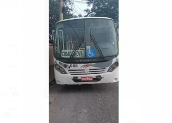 Formiga: viagem de ônibus do transporte público é interrompida por falta de combustível e revolta usuários