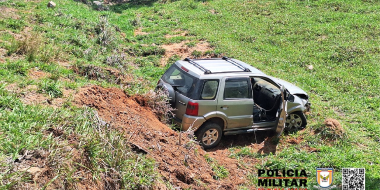 Formiga: Carro sai da pista e cai em abismo na AMG-2035