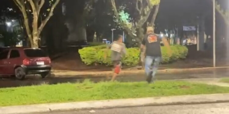 Homem causa tumulto na Rodoviária de Formiga com agressões e é expulso por populares