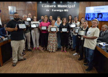 Câmara de Formiga aprova projetos de lei e homenageia servidores durante reunião semanal