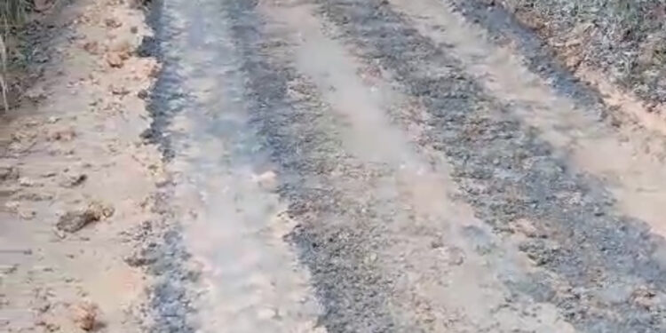 SAAE aplica rejeitos na estrada de Fazenda Velha  para melhorar as condições de tráfego