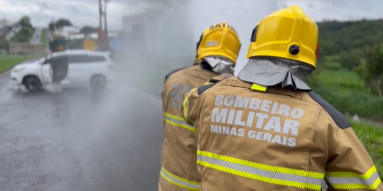 Bombeiros realizam simulado de resgate em acidente com rede elétrica na MG-050, em Formiga