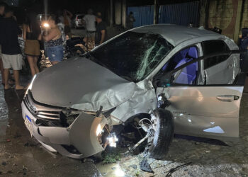 Motorista de carro tentava ajudar caminhoneiro perdido quando caminhão perdeu o freio