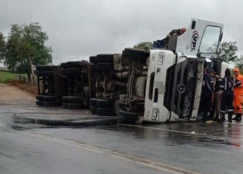 Motorista fica ferido após carreta com café tombar no Sul de Minas
