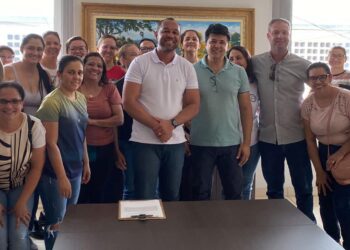 Reunião no gabinete do Prefeito debate adicional de insalubridade para serventes escolares em Formiga