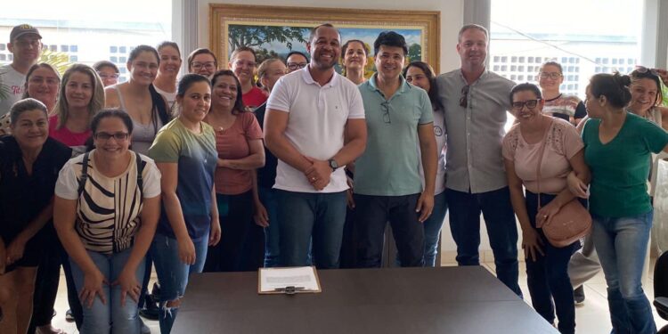 Reunião no gabinete do Prefeito debate adicional de insalubridade para serventes escolares em Formiga