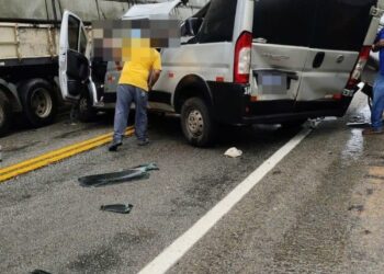 Região:Acidente envolvendo van e caminhão deixa mortos e feridos na MG-423