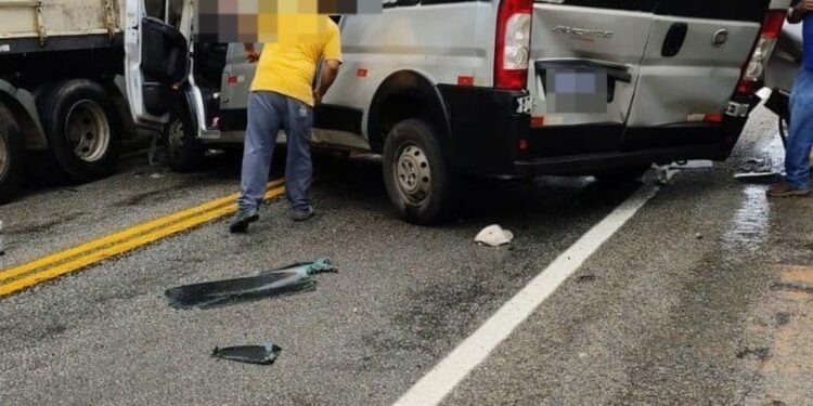 Região:Acidente envolvendo van e caminhão deixa mortos e feridos na MG-423