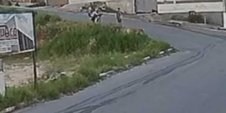 Suspeito de matar pedestre ao empinar moto é preso em Nova Serrana; vídeo mostra o acidente