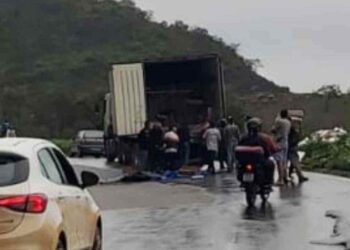 Carreta é saqueada mesmo com baú intacto após acidente em Minas