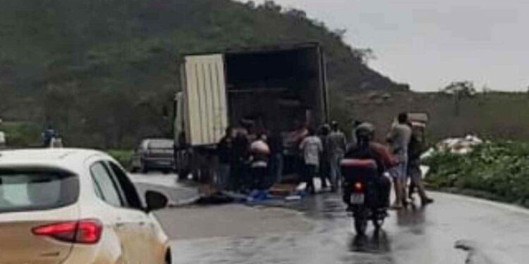 Carreta é saqueada mesmo com baú intacto após acidente em Minas