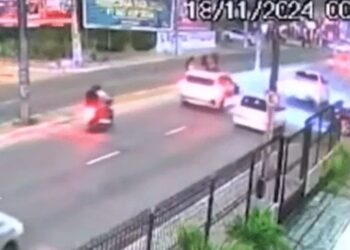 Vídeo: jovem morre atropelada após se desequilibrar de janela de carro fazendo selfie