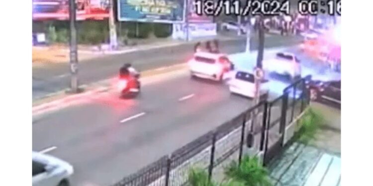 Vídeo: jovem morre atropelada após se desequilibrar de janela de carro fazendo selfie