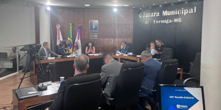 Valorização  de professores: Câmara regulamenta atividades extraclasse em casa