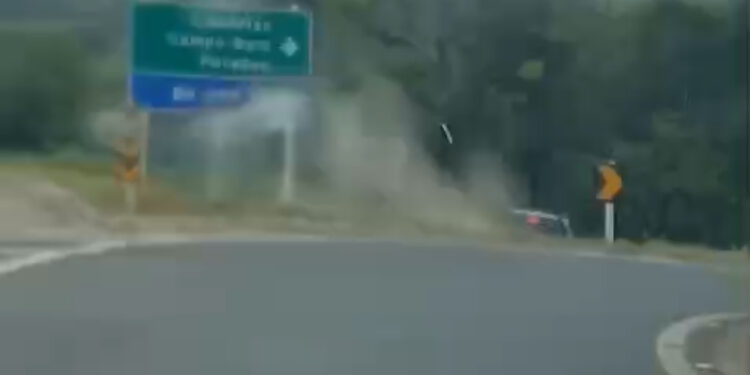 Mulher é resgatada após capotamento de veículo no trevo de Formiga