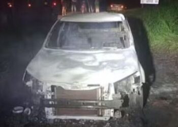 Bombeiros são chamados para combater fogo em carro e encontram corpo no porta-malas na MG-050