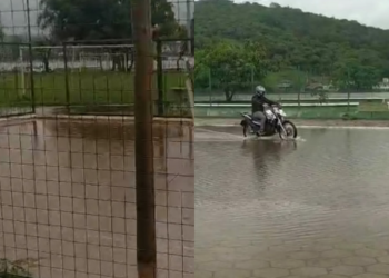 Chuvas intensas transformam áreas da Praia Popular em piscinas e expõem falhas de drenagem