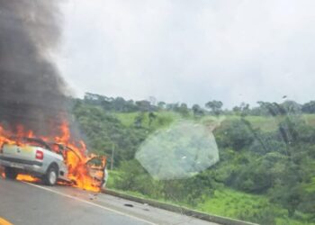 Dois veículos pegam fogo após batida na BR-494 em MG; duas pessoas morreram