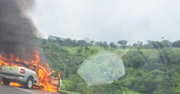 Dois veículos pegam fogo após batida na BR-494 em MG; duas pessoas morreram