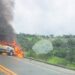 Dois veículos pegam fogo após batida na BR-494 em MG; duas pessoas morreram