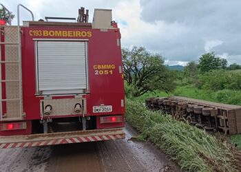 Arcos: Corpo de Bombeiros informa mais detalhes sobre capotamento de carreta na BR-354