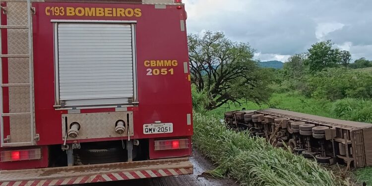 Arcos: Corpo de Bombeiros informa mais detalhes sobre capotamento de carreta na BR-354