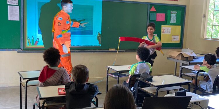 Formiga: Corpo de Bombeiros realiza mais uma edição do projeto “Bombeiro nas Escolas”