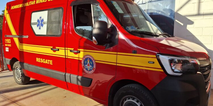 Arcos: homem sofre queda em via pública e é levado para o hospital