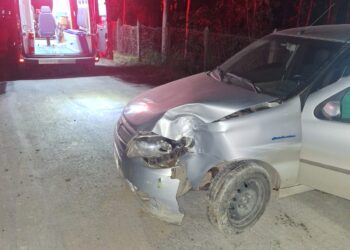 Arcos: condutora perde controle do veículo e se choca contra árvore