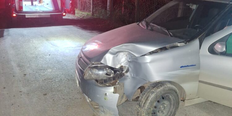 Arcos: condutora perde controle do veículo e se choca contra árvore