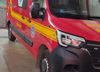 Arcos: motociclista sem capacete fica ferida após colidir com carro no bairro Santo Antônio