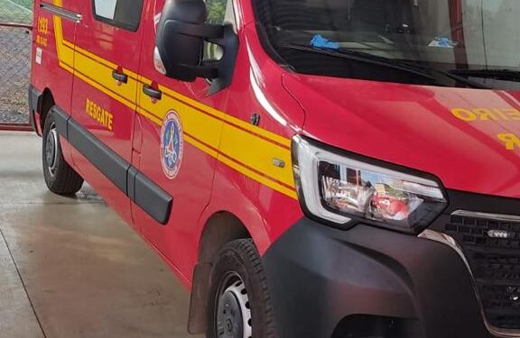 Arcos: motociclista sem capacete fica ferida após colidir com carro no bairro Santo Antônio