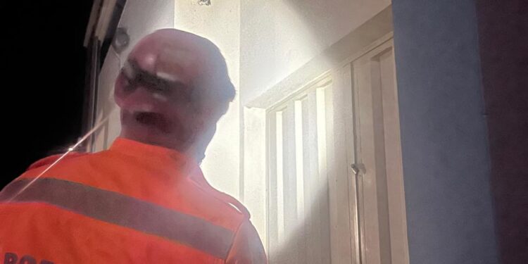 Corpo de Bombeiros de Formiga remove enxame de marimbondos na Escola Municipal Paulo Barbosa