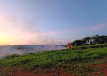 Arcos: fogo consome área verde no Bairro Olaria